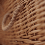 Detail van het vlechtwerk van de wilgentenen uitvaartmand, toont ambacht en natuurlijke textuur.