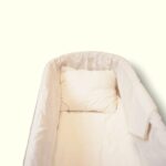 Wilgentenen uitvaartmand met binnenbekleding van ongebleekt katoen, klaar voor een sereen afscheid.