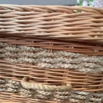 Ecologische uitvaartmand van gevlochten wilgentenen en maïsblad voor een natuurlijke afscheidsritueel