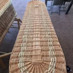 Elegante mand voor crematie of begrafenis, met liefde gevlochten van wilg en maïsbladeren