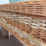 Lichtgewicht en biologisch afbreekbare rieten mand voor uitvaart, gemaakt van maïs en wilg