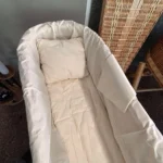 Uitvaartmand van wilgentenen en maïsbladeren met natuurlijke uitstraling – geschikt voor natuurbegrafenis