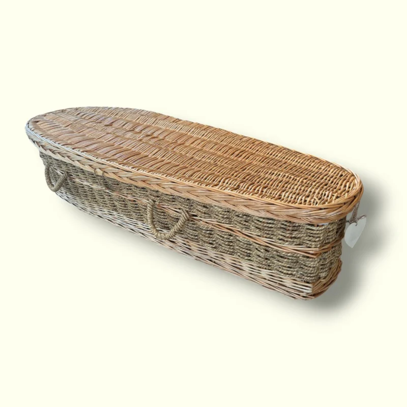 Kindermand van wilgentenen en lisdodde, handgevlochten met matrasje, kussen en lakentje, geschikt voor een liefdevol afscheid.