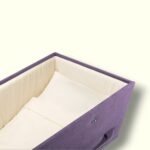 Paarse uitvaartkist met linnenstructuur