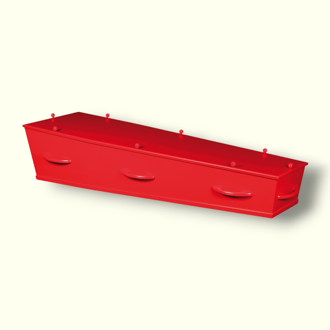 Rode uitvaartkist van spaanplaat (195 x 55 cm H) met strak deksel en bijpassende booggrepen
